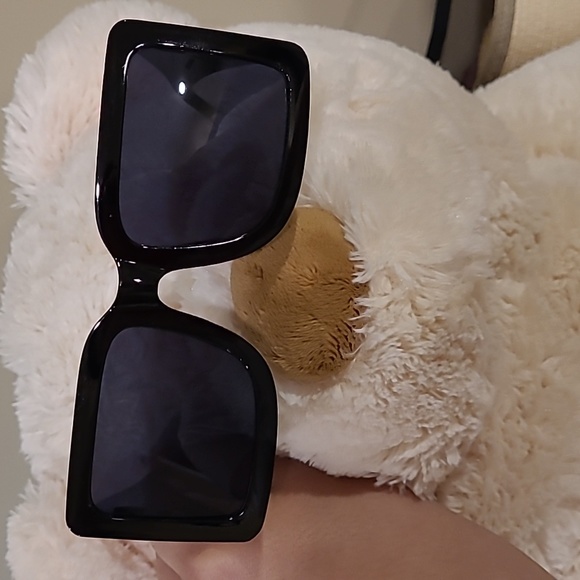 Oversized Sunglasses 😎 ✨️ - Picture 7 of 8